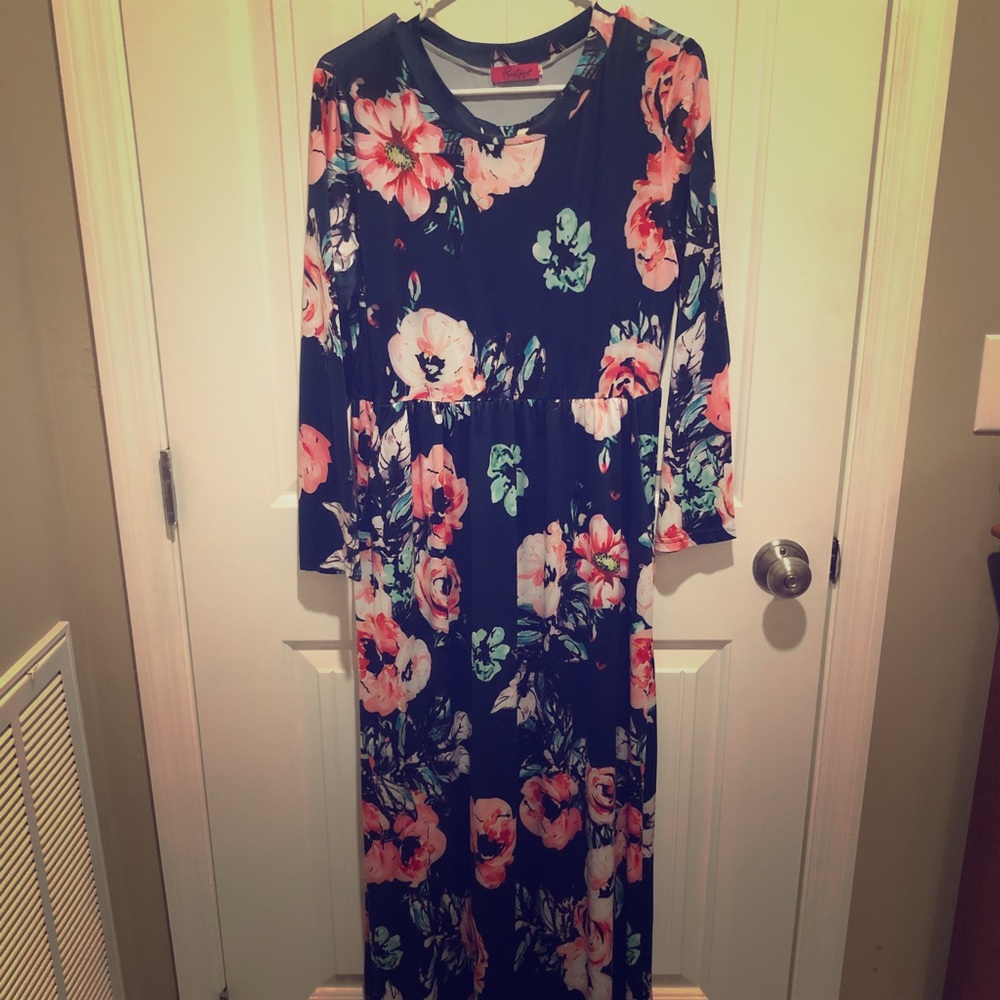 Floral maxi dress. Lightweight and stretchy size L